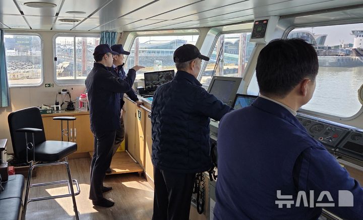 [서울=뉴시스] 김준석 공단 이사장(왼쪽 두 번째)이 3일 군산~개야도를 운항하는 국가보조항로 여객선 '개야카훼리호'에서 승선 점검을 하는 모습.