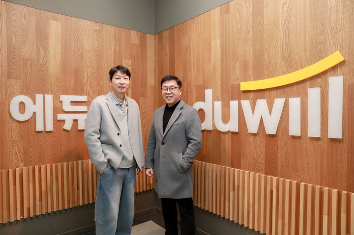 [서울=뉴시스] 황영준 에듀윌 IT본부장(왼쪽)과 박성완 학원사업본부장이 에듀윌 본사에서 기념 촬영을 하고 있다. (사진=에듀윌 제공) 2026.02.04. photo@newsis.com *재판매 및 DB 금지