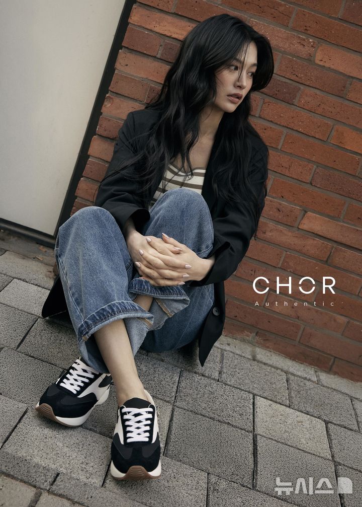 [서울=뉴시스] GS샵은 자체 패션 브랜드 코어 어센틱(CHOR AUTHENTIC)을 잡화까지 확장하겠다고 4일 밝혔다. 이에 따라 코어 어센틱의 범주를 의류에서 슈즈, 가방, 액세서리 등 잡화까지 확장하며 토탈 패션 브랜드로 육성한다는 구상을 품고 있다. 사진은 코어 어센틱 이미지. (사진=GS리테일 제공) 2026.02.04. photo@newsis.com