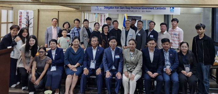 [수원=뉴시스] 수원마을 출신 우수 졸업생과 국제교류센터 관계자들이 기념사진을 촬영하고 있다. (사진=수원시 제공) 2026.02.04. photo@newsis.com *재판매 및 DB 금지