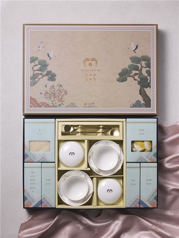 [서울=뉴시스]이재명 대통령이 2026년 설 명절을 맞아 준비한 설 선물. 그릇·수저 세트와 5극 3특의 각 지역에서 나온 집밥 재료로 구성됐다. (사진=청와대 제공) 2026.02.04. photo@newsis.com *재판매 및 DB 금지