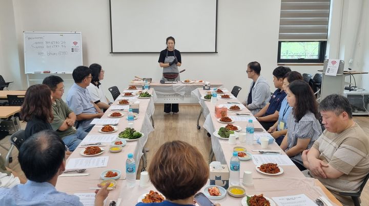 [봉화=뉴시스] 봉화군이 도시재생사업 일환으로 개발한 '지역 특화 밀키트' 제품을 살펴보고 있다. (사진=봉화군 제공) 2026.03.04. photo@newsis.com *재판매 및 DB 금지