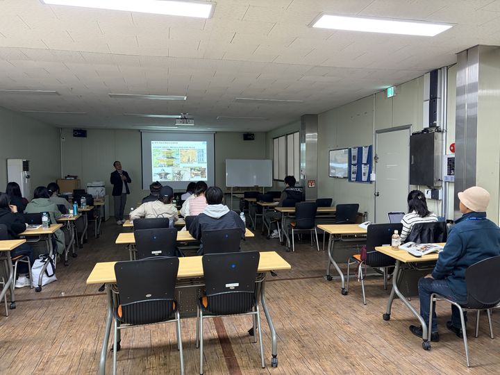 [서울=뉴시스] 2025년 국가유산돌봄 전문교육 중 석조 점검 이론 교육 (사진=국가유산청 제공) 2026.02.04. photo@newsis.com *재판매 및 DB 금지