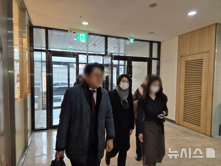 특검, '쿠팡 수사 외압 의혹' 김동희 검사 재소환