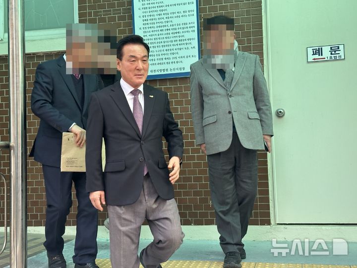 '명절선물에 명함동봉' 논산시장, 첫공판…혐의 부인했다