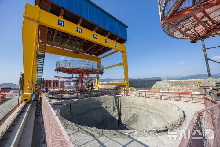 [서울=뉴시스] 부산항 신항 북측 컨테이너부두 2단계 항만배후단지 조성 공사 현장의 갠트리 크레인 아래에 굴착이 완료된 수직터널 있다.