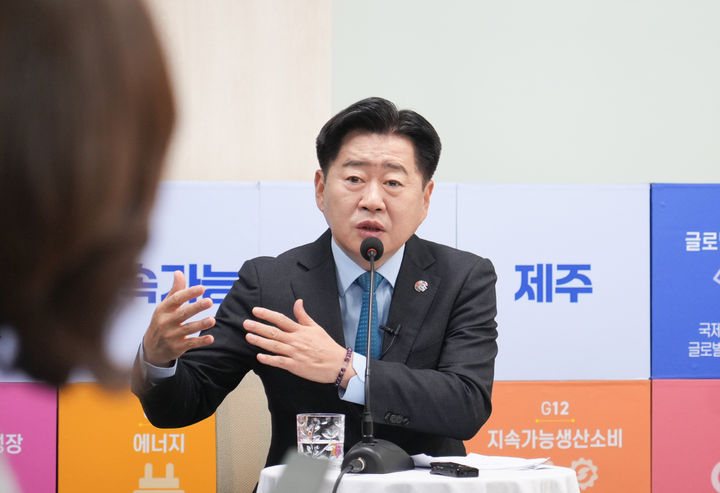 [제주=뉴시스] 오영훈 제주지사가 4일 오전 제주도청 소통회의실에서 열린 출입기자단 간담회에서 발언하고 있다. (사진=제주도청 제공) 2026.02.04. photo@newsis.com *재판매 및 DB 금지