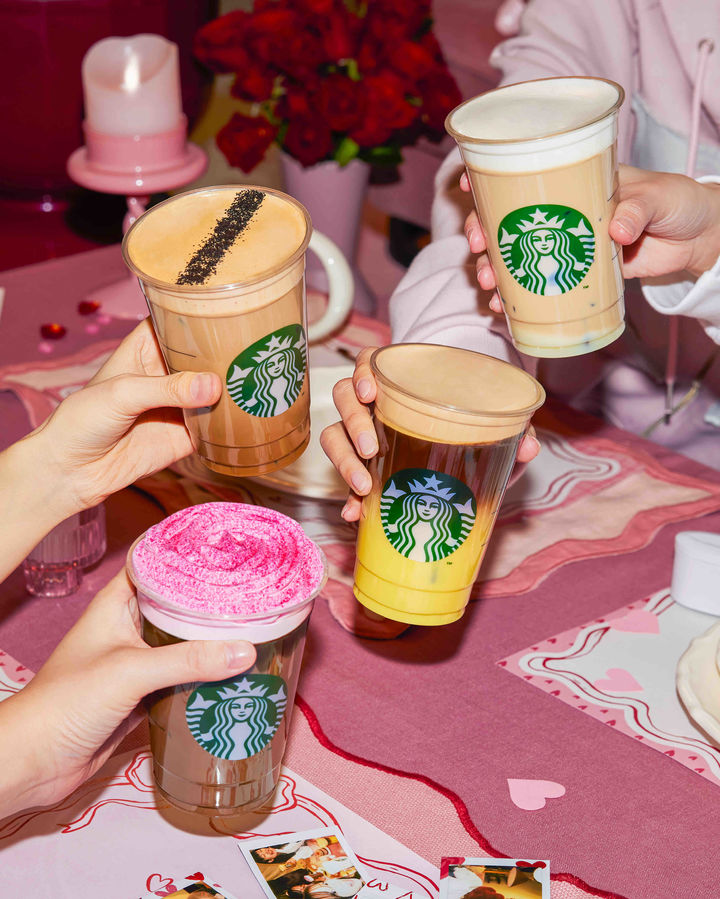 [서울=뉴시스] 스타벅스 코리아가 밸런타인데이 시즌을 맞아 3월 1일까지 '붉은 로즈 초콜릿' 등 메뉴를 선보이며 신규 프로모션을 전개한다. (사진=스타벅스 코리아 제공) 2026.02.04. photo@newsis.com *재판매 및 DB 금지