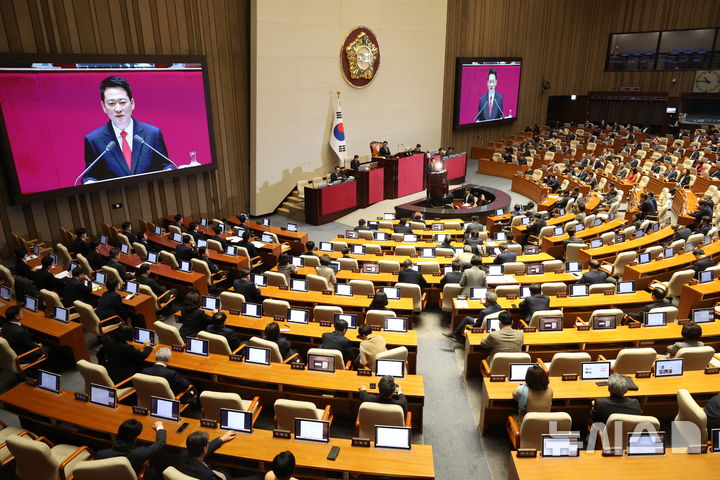 한국인 31% "직면한 가장 중요 문제, 정치"…세계서 5번째로 높아