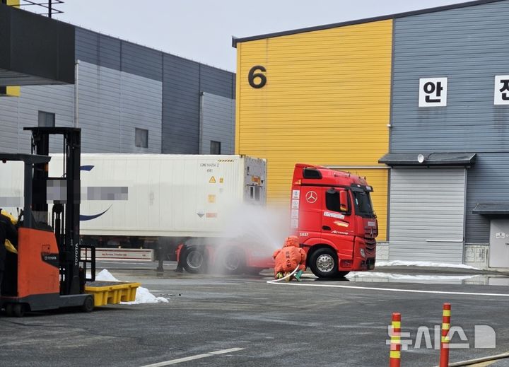[음성=뉴시스] 4일 충북 음성의 한 공장에서 화학물질이 누출 돼 소방대원이 안전조치 중이다. (사진= 음성소방서 제공) 2026.02.04. photo@newsis.com *재판매 및 DB 금지