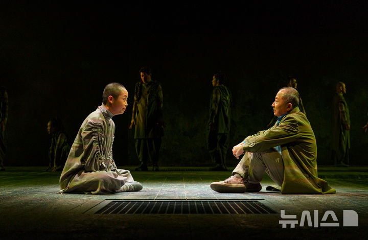 [서울=뉴시스]연극 '삼매경' 2025년 초연 당시 장면. (사진=국립극단 제공)