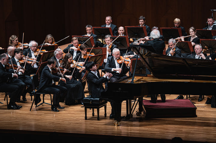 [서울=뉴시스] 지난 3일 서울 서초구에서 열린 '제19회 쇼팽 국제 피아노 콩쿠르 위너스 갈라 콘서트 with 바르샤바 필하모닉'에서 피아니스트 케빈 첸이 연주하고 있다. (사진=마스트미디어 제공 ⓒRowan Lee) 2026.02.04. photo@newsis.com *재판매 및 DB 금지