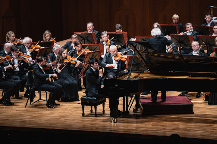 [서울=뉴시스] 지난 3일 서울 서초구에서 열린 '제19회 쇼팽 국제 피아노 콩쿠르 위너스 갈라 콘서트 with 바르샤바 필하모닉'에서 피아니스트 에릭 루가 연주하고 있다. (사진=마스트미디어 제공 ⓒRowan Lee) 2026.02.04. photo@newsis.com *재판매 및 DB 금지