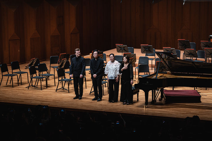 [서울=뉴시스] 지난 3일 서울 서초구에서 '제19회 쇼팽 국제 피아노 콩쿠르 위너스 갈라 콘서트 with 바르샤바 필하모닉'이 열렸다. 공연 후 피아니스트 왕쯔통(중국), 구와하라 시오리(일본), 피오트르 알렉세비츠(폴란드), 윌리엄 양(미국)가 객석에 인사하고 있다. (사진=마스트미디어 제공 ⓒRowan Lee) 2026.02.04. photo@newsis.com *재판매 및 DB 금지