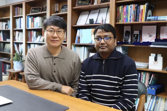 [서울=뉴시스] 광운대 박재영(왼쪽) 전자공학과 교수, 아부더스 박사과정생. (사진=광운대 제공) 2026.02.04. photo@newsis.com *재판매 및 DB 금지