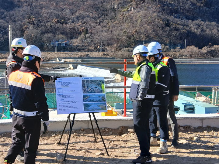 [세종=뉴시스] 한국남부발전은 전날(3일) 윤상옥 남부발전 재생에너지본부장이 안동보 소수력 발전소와 수하보 소수력 발전소 건설 현장을 방문해 현장 안전 경영 활동을 실시했다고 4일 밝혔다. (사진=남부발전 제공) 2026.02.04. photo@newsis.com *재판매 및 DB 금지