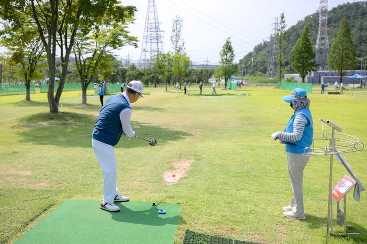 [순천=뉴시스] 순천시민이 파크골프를 하고 있다. (사진=순천시 제공) 2026.02.04. photo@newsis.com *재판매 및 DB 금지