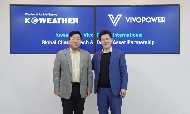 김동식 케이웨더 대표이사(왼쪽)와 케빈 친 비보파워 인터내셔널 회장(오른쪽)이 최종 투자 계약을 맺고 기념촬영을 하고 있다. (사진=케이웨더) *재판매 및 DB 금지