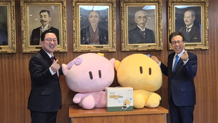 [대전=뉴시스]이장우 대전시장(왼쪽)과 야마모토 가쓰히로 삿포로시장(오른쪽)이 대전 대표 캐릭터 '꿈돌이·꿈순이'와 함께 기념촬영을 하고 있다. 이번 만남은 자매결연 15주년을 맞아 이뤄졌다. (사진=대전시공동취재단 제공) 2026. 02. 04 photo@newsis.com *재판매 및 DB 금지