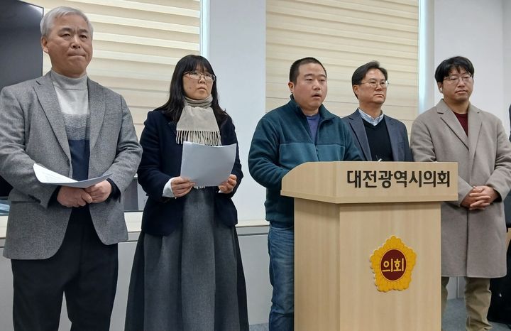 [대전=뉴시스] 조명휘 기자 = 대전참여자치시민연대와 대전시민사회연구소 관계자들이 4일 오후 대전시의회 기자실에서 회견을 열고 더불어민주당 발의 대전·충남통합법안 조문에 대한 수정을 요구하고 있다. 2026.02.04. joemedia@newsis.com *재판매 및 DB 금지