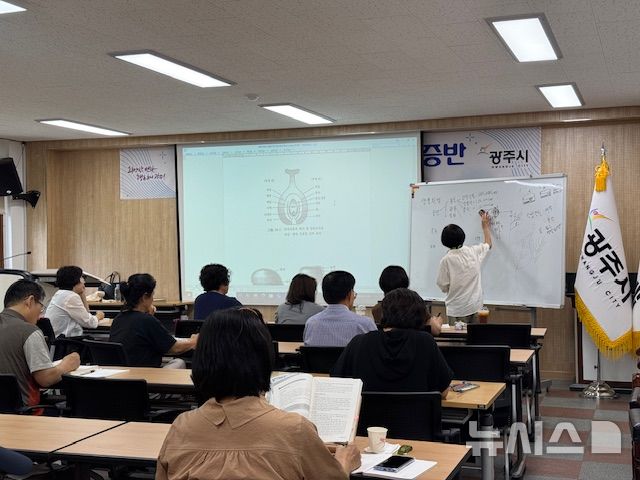[경기광주=뉴시스] 경기 광주시가 운영하고 있는 유기농업 기능사 강의를 듣고 있는 교육생들. (사진=광주시 제공) 2026.02.04. photo@newsis.com
