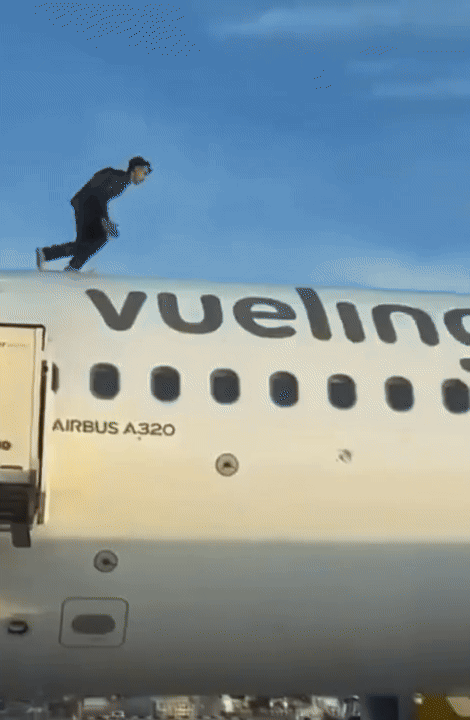 [뉴시스] 스페인의 공항에서 한 남성이 여객기 위에 올라 춤을 추며 난동을 부려 항공편이 2시간 넘게 지연되는 일이 발생했다. (영상=엑스 캡처) *재판매 및 DB 금지