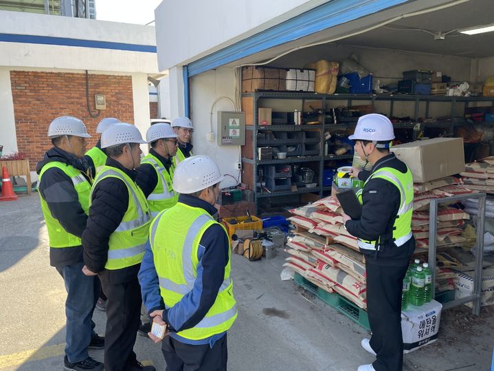 [부산=뉴시스] 부산시설공단이 소속 직원들을 상대로 안전 수칙 교육을 진행하고 있다. (사진=부산시설공단 제공) 2026.02.04. photo@newsis.com *재판매 및 DB 금지