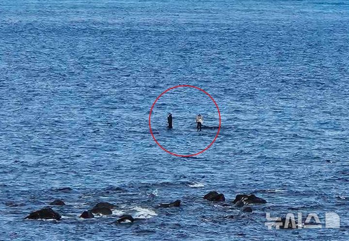 [제주=뉴시스] 4일 오전 오전 11시18분께 제주시 한경면의 한 갯바위에서 낚시객 2명이 밀물에 고립돼 소방당국과 해경이 구조에 나서고 있다. (사진=제주소방안전본부 제공) 2026.02.04. photo@newsis.com