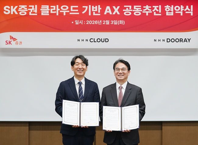 [서울=뉴시스] (왼쪽부터) 김동훈 NHN클라우드 대표, 정준호 SK증권 대표가 협약식 후 기념촬영을 하고 있다. (사진=NHN클라우드 제공) *재판매 및 DB 금지