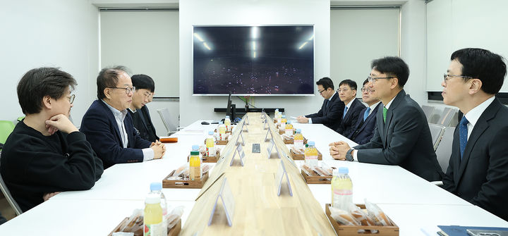 임광현 국세청장이 4일 대전 대덕연구개발특구에서 열린 세정지원 간담회에서 입주 기업인들과 대화를 나누고 있다.(사진 : 국세청 제공) 2026.2.4. *재판매 및 DB 금지