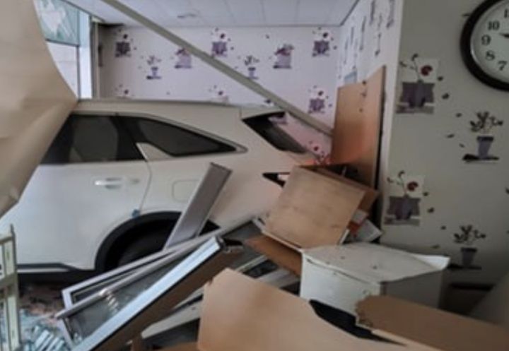 [화성=뉴시스] 4일 오전 9시46분께 경기 화성시 정남면 행정복지센터 주차장에서 스포츠유틸리티차량(SUV)이 건물 1층 휴게실로 돌진했다. (사진=경기도소방재난본부 제공) 2026.02.04. photo@newsis.com *재판매 및 DB 금지