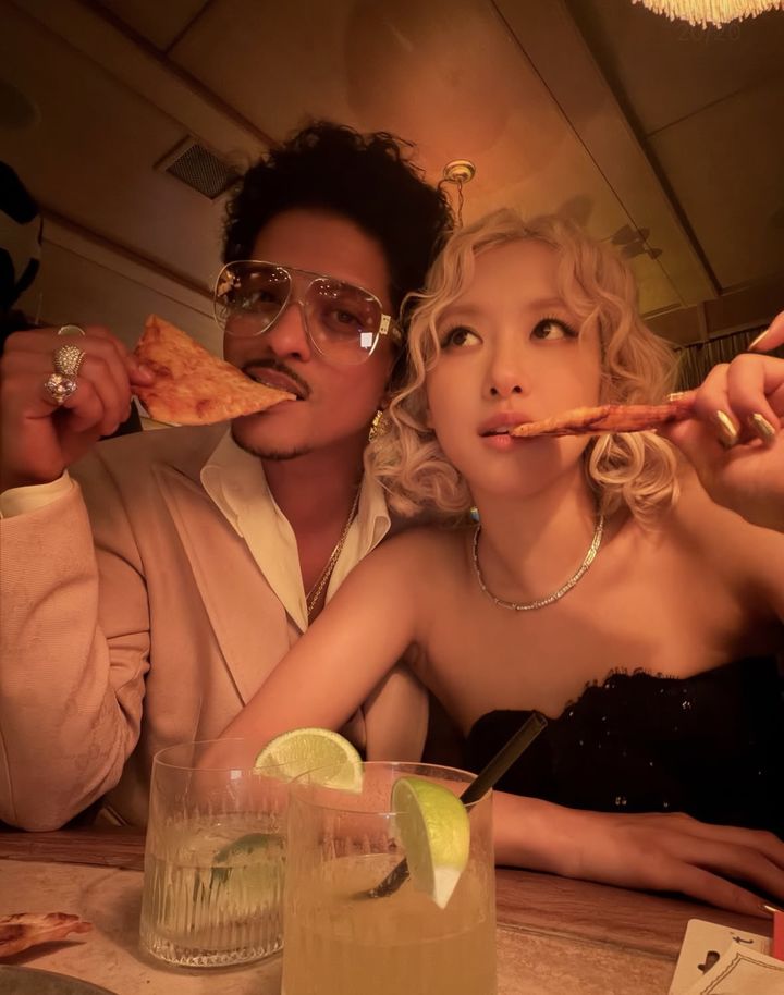 [서울=뉴시스] 브루노 마스, 로제. (사진 = 인스타그램 캡처) 2026.02.04. photo@newsis. *재판매 및 DB 금지