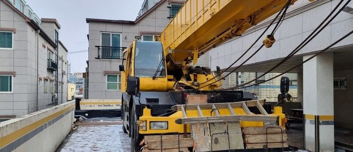 [대전=뉴시스] 4일 낮 12시 40분께 대전 보건대 기숙사 인근 1층에서 작업자 A(51)씨가 차량 아웃트리거와 벽에 끼어 숨졌다.(사진=대전소방본부 제공) 2026.02.04. photo@newsis.com *재판매 및 DB 금지