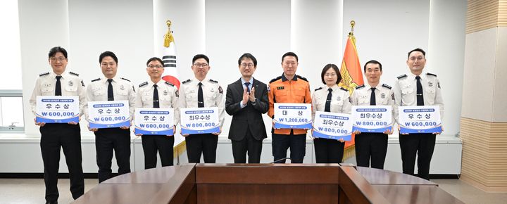[세종=뉴시스] 김승룡 소방청장 직무대행이 ‘2025년 성과관리 시행계획 자체평가 우수부서 시상식’을 가진 후 8개 수상 부서장들과 기념촬영을 하고 있다. (사진=소방청). *재판매 및 DB 금지