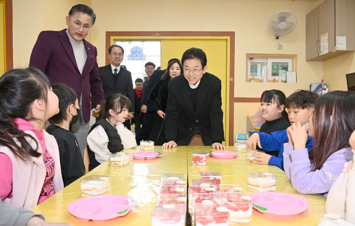 [안동=뉴시스] 이철우 경북지사와 박성만 경북도의회 의장이 4일 영주 우리어린이집을 찾아 초등학생들과 대화하고 있다. (사진=경북도 제공) 2026.01.29. photo@newsis.com *재판매 및 DB 금지