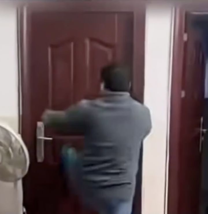 "휴지 몇 장 썼다고"…딸 방 문 부수려 한 아버지