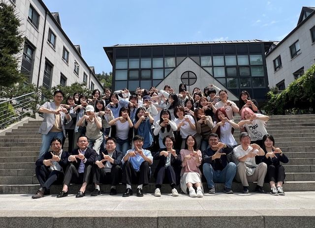 [서울=뉴시스] 이화여대 전자전기공학전공 교수진과 학생들이 사진 촬영을 하고 있다. (사진=이화여대 제공) 2026.02.04. photo@newsis.com *재판매 및 DB 금지