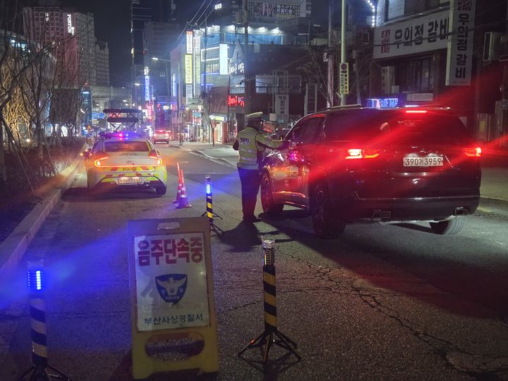 [부산=뉴시스] 부산경찰이 연말연시 음주운전 특별단속 현장에서 운전자를 대상으로 음주 여부를 확인하고 있다. (사진=부산경찰청 제공) 2026.02.04. photo@newsis.com *재판매 및 DB 금지