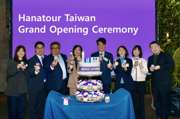 지난달 29일 타이완 타이베이의 ‘하나투어 대만 지점’ 오픈식에서 송미선 하나투어 대표이사(오른쪽에서 세 번째)가 중화민국교통부관광국 황세방 부서장(오른쪽에서 네 번째), 중화민국여행업품질보장협회 소광성 부이사장, 타이베이시여행상업동업공회 진이선 이사장 등과 기념촬영을 하고 있다. (사진=하나투어) *재판매 및 DB 금지