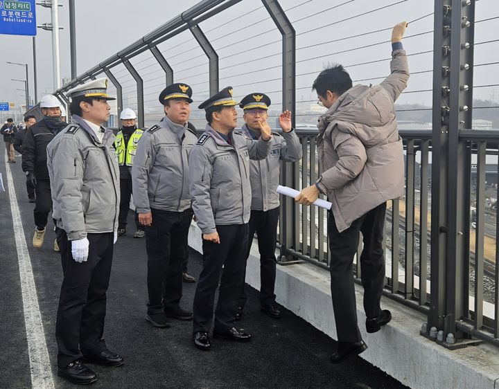 [인천=뉴시스] 한창훈(가운데) 인천경찰청장이 4일 청라하늘대교를 찾아 안전사고 예방대책 점검을 하고 있다. (사진=인천경찰청 제공) 2026.02.04. photo@newsis.com *재판매 및 DB금지 *재판매 및 DB 금지