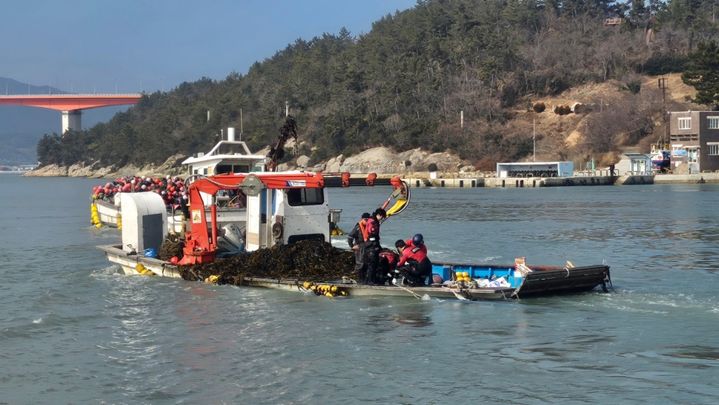 [완도=뉴시스] 4일 오전 11시42분께 전남 완도군 신지도 한 선착장 인근 해상에서 7.66t급 양식장관리선 A호가 침수, 해경에 의해 선원 2명이 구조됐다. (사진=완도해경 제공) 2026.02.04. photo@newsis.com *재판매 및 DB 금지
