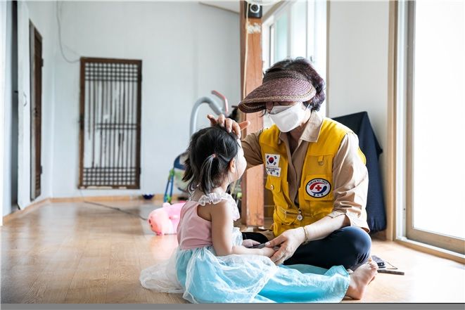 [안동=뉴시스] 적십자 봉사원이 위기가정 아동을 살피고 있다. (사진=경북적십자사 제공) 2026.01.29. photo@newsis.com *재판매 및 DB 금지