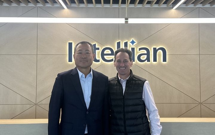 성상엽 인텔리안테크 대표(왼쪽), 댄 골드버그(Dan Goldberg) 텔레셋(Telesat) 대표(오른쪽). (사진=인텔리안테크) *재판매 및 DB 금지