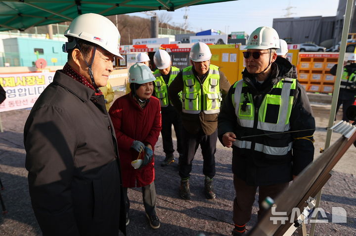 [의왕=뉴시스] 김성제 시장(사진 왼쪽)이 철도 건설 현장을 방문해 동절기 안전사고 예방을 당부하고 있다. (사진=의왕시 제공).2026.02.04.photo@newsis.com