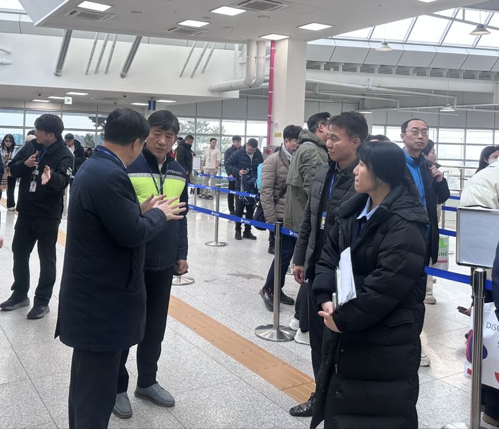 [인천=뉴시스] 이경규(맨 왼쪽) 인천항만공사 사장이 2026년 첫 대형 크루즈선 입항 맞아 기관장 주재 현장 점검에 나서고 있다. (사진=인천항만공사 제공) 2026.02.04. photo@newsis.com *재판매 및 DB금지 *재판매 및 DB 금지