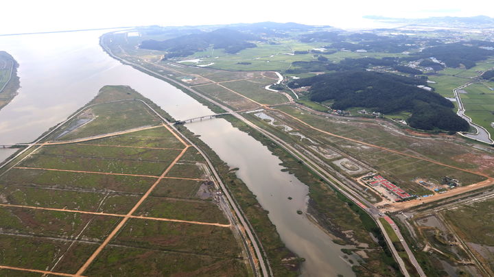 [화성=뉴시스]화옹지구 간척지 모습. 물줄기를 기준으로 왼편이 5공구. 오른편이 4공구.(사진=화성시 제공)2026.02.04.photo@newsis.com *재판매 및 DB 금지