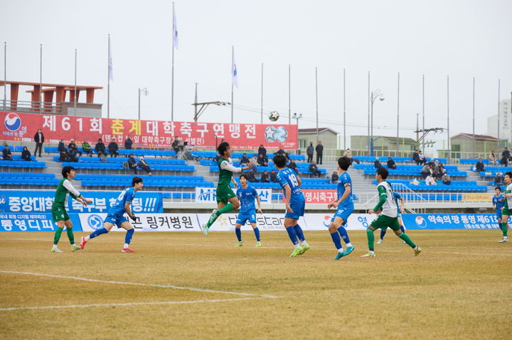 [통영=뉴시스] 신정철 기자= 경남 통영시는 오는 9일부터 25일까지 17일간 전국 80개 대학 축구부가 참가한 가운데 전국 대학 축구의 최강자를 가리는 '약속의 땅 통영, 제62회 춘계대학축구연맹전'을 개최한다고 4일 밝혔다.사진은 지난해 61회 대회 모습.(사진=통영시 제공).2026.02.04. photo@newsis.com *재판매 및 DB 금지