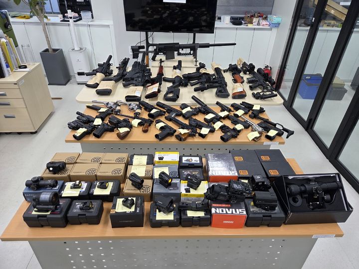 [예산=뉴시스] 충남경찰청이 압수한 불법 총포 및 부품. (사진=충남경찰청 제공) 2026.02.04. photo@newsis.com *재판매 및 DB 금지