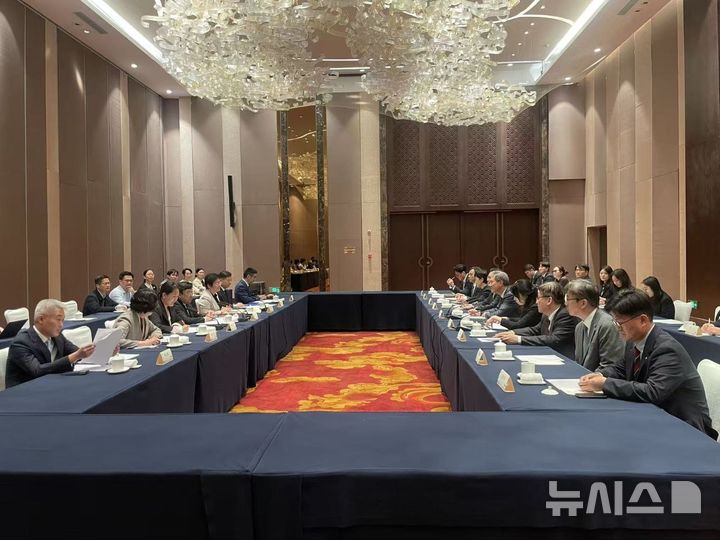 [베이징=뉴시스] 노재헌 주(駐)중국대사가 지난 2일부터 4일까지 특별세관구역 운영을 통해 무관세 정책을 시행 중인 중국 남부 하이난성을 방문해 국내 기업의 협력 가능성을 모색했다고 4일 주중대사관이 밝혔다. 사진은 하이난성 당서기와 면담을 진행 중인 노 대사.(사진=주중국대사관 제공) 2026.02.04 photo@newsis.com