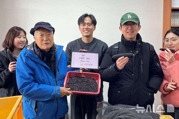 [포항=뉴시스] 송종욱 기자 = 김순권 박사(앞줄 왼쪽)가 28년간 연구 끝에 개발한 '대홍단 블랙콘'을 선보이고 있다. (사진=한동대 제공) 2026.02.04. photo@newsis.com